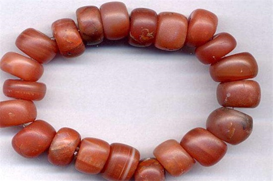 南紅瑪瑙為什么要泡在水里？保養(yǎng)南紅的禁忌