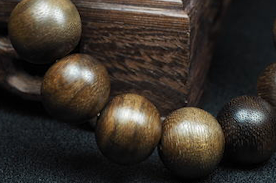 沉香手串鑒別真假的8種方法