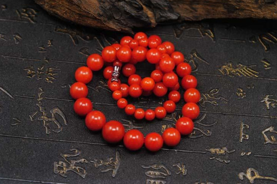 保山南紅真假鑒定方法，看顏色質(zhì)地熒光紋路