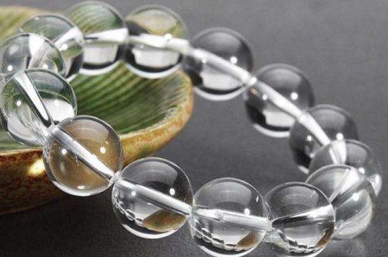 白水晶戴在左手還是右手