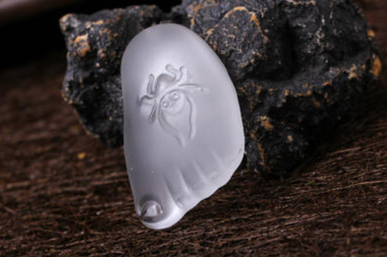 白水晶戴在左手還是右手