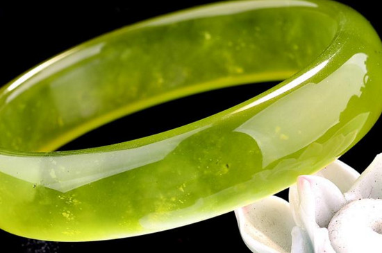 岫玉手鐲可以戴右手嗎，戴岫玉手鐲的講究