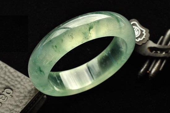 翡翠手鐲泡水一年后