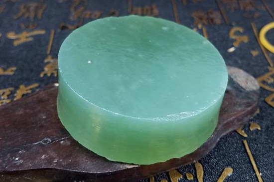 岫玉和田玉哪個養(yǎng)人