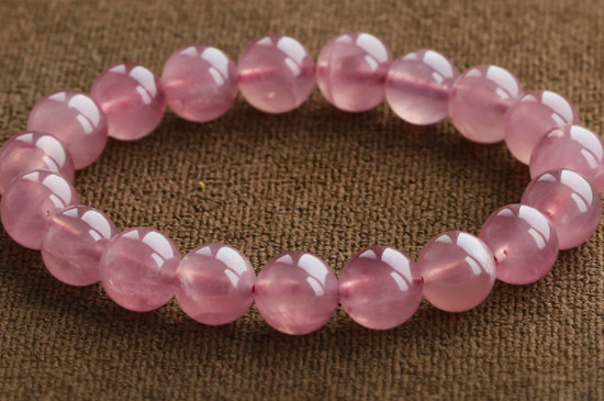 女生粉水晶戴左手還是右手