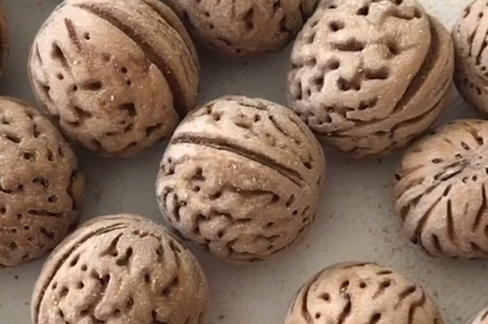 自己做桃核手串的步驟