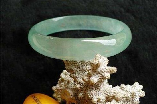 玉髓能劃動玻璃嗎，真假翡翠的區(qū)別