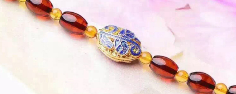 血珀的鑒別用燈光怎么打