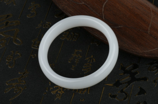 碳酸鹽質(zhì)玉怎么鑒定真假