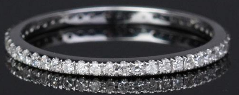 鉆戒為什么不選帶碎鉆的