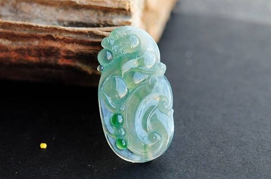 玉髓和翡翠a貨的區(qū)別