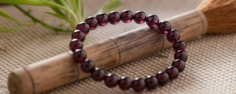 玉鐲和石榴石能一起戴左手嗎