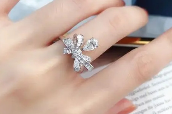 鉆石戒指的寓意