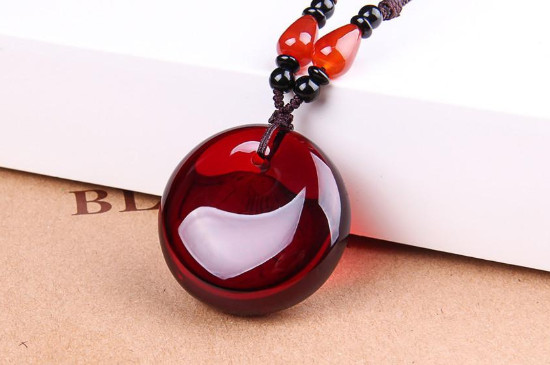 女人戴血珀好還是南紅，女人適合佩戴血珀