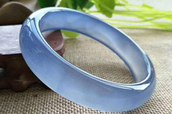 藍(lán)玉髓和海藍(lán)寶區(qū)別