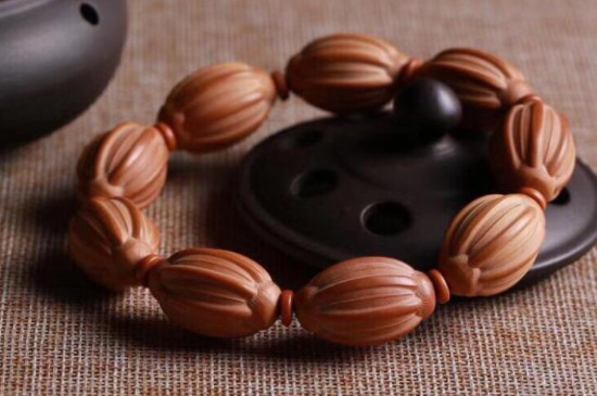 橄欖核手串需要經(jīng)常刷油嗎