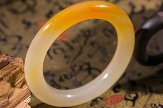 戴黃龍玉手鐲的禁忌