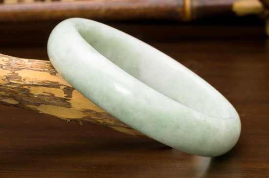 藍(lán)田玉手鐲養(yǎng)人嗎