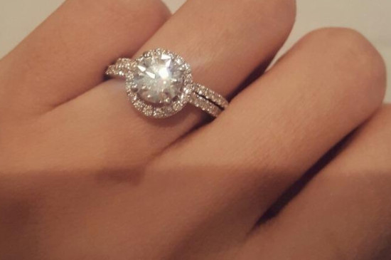 鉆戒的鉆石晃動正常么