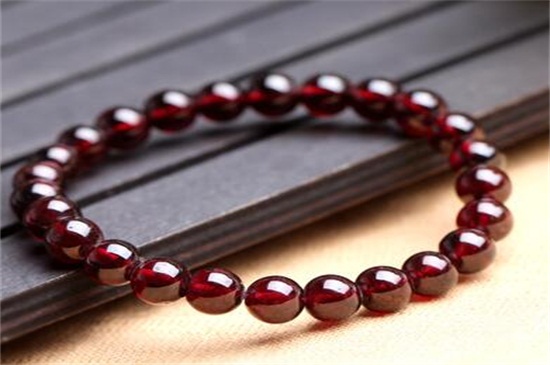石榴石用什么顏色的線穿