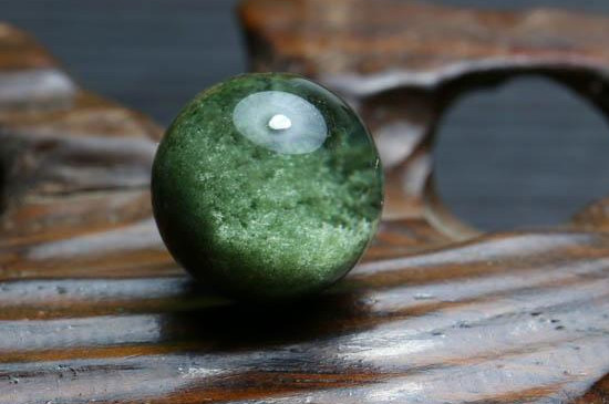 黃水晶和綠幽靈哪個更招財，綠幽靈比黃水晶更能招財