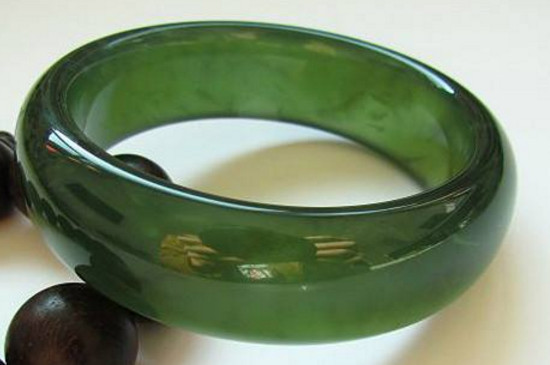 什么人不能戴岫玉，這些人不適合佩戴岫玉