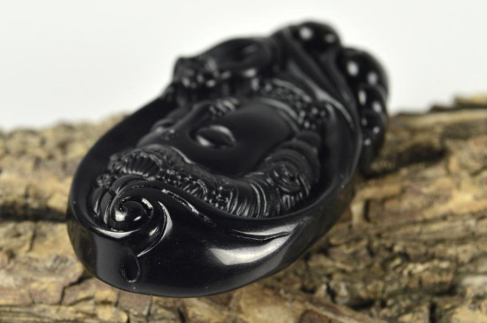 黑曜石睡覺放床頭辟邪嗎，床頭不能辟邪