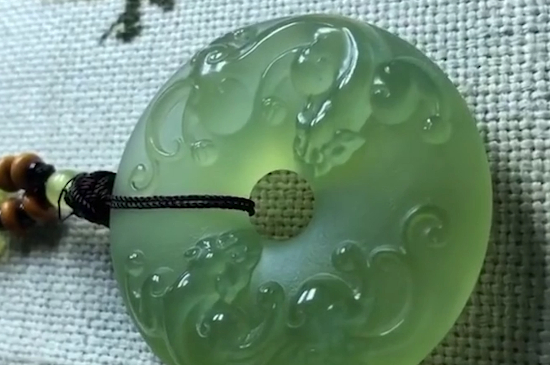 兩個貔貅頭對頭站在平安扣上面有什么寓意