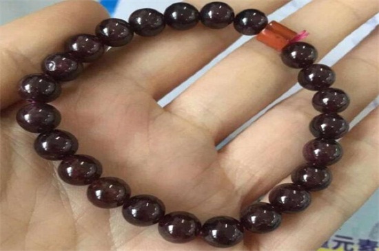 石榴石能和玉一起帶嗎