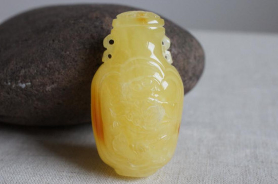 真蜜蠟用手機燈照會什么顏色