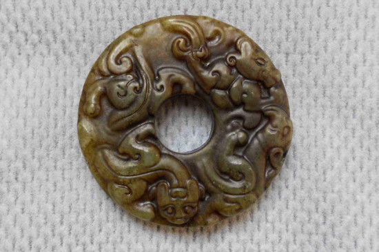 佩戴岫玉和和田玉誰好，和田玉和岫玉的區(qū)別