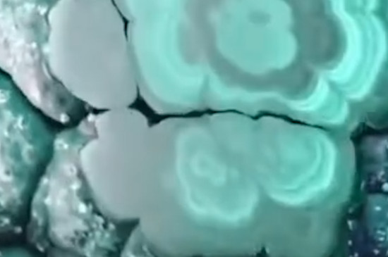 女人戴孔雀石的寓意