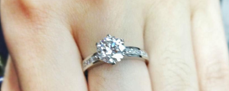 好的鉆戒發(fā)彩光還是白光