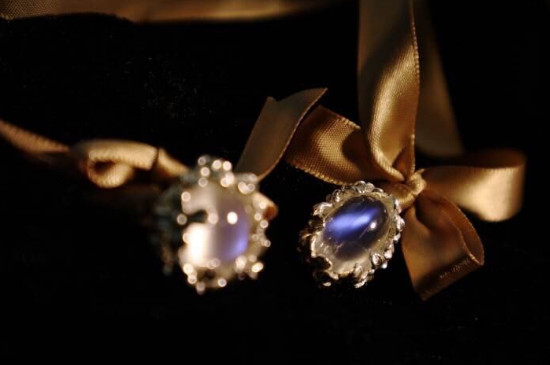 月光石能戴右手嗎