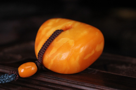 用熱水怎樣辨別蜜蠟的真假