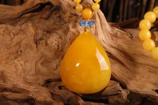 蜜蠟用手機(jī)燈光鑒別