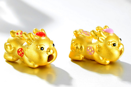 女人戴黃金貔貅寶寶的寓意