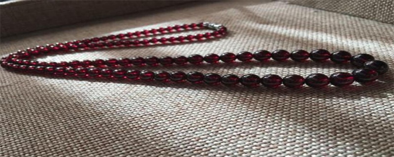 石榴石配黃金貔貅寓意