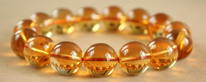 女生佩戴黃水晶的寓意