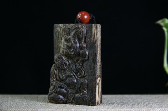 沉香吊墜貼身戴會掉色嗎