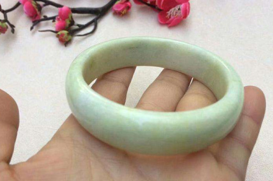 戴藍(lán)田玉手鐲的好處