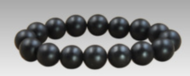 男人戴小葉紫檀手串寓意