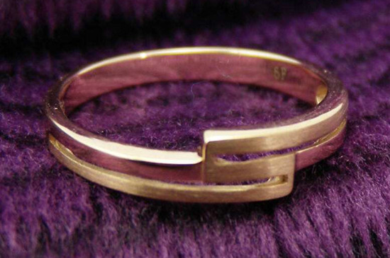 白金戒指帶了發(fā)黃怎么回事