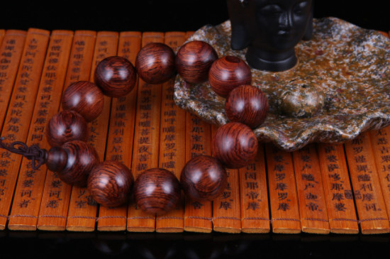 貢木沉香手串功效