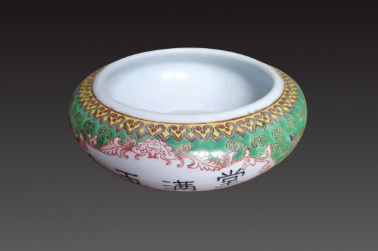 琺瑯彩瓷器和粉彩瓷器的區(qū)別