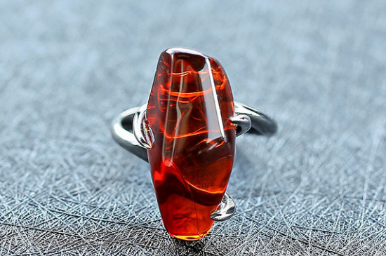 用紫光燈可以鑒別蜜蠟真假嗎