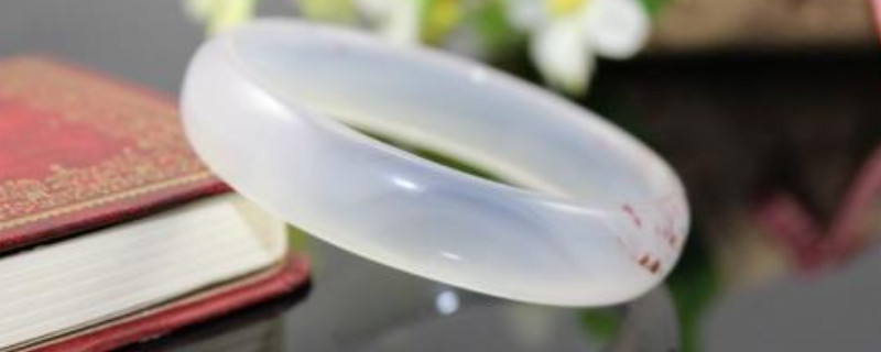 白瑪瑙手鐲戴左手還是右手