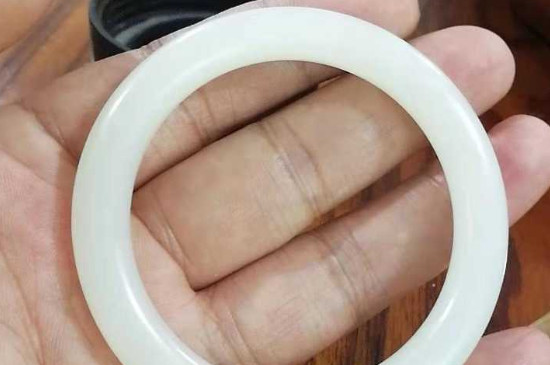 翡翠和和田玉有什么區(qū)別