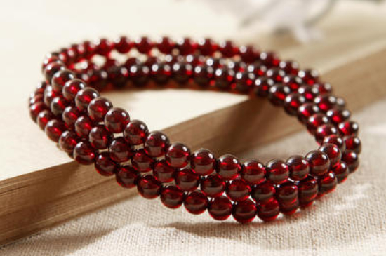 石榴石戴哪只手