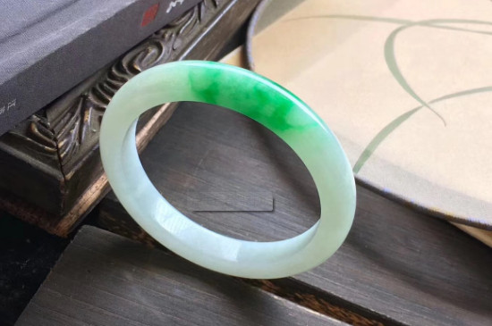 b貨翡翠手鐲對(duì)人體有害嗎